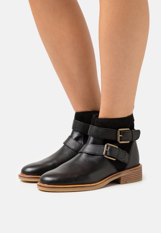 Schwarze Clarks Ankle Boots Mit Kölner Schnalle