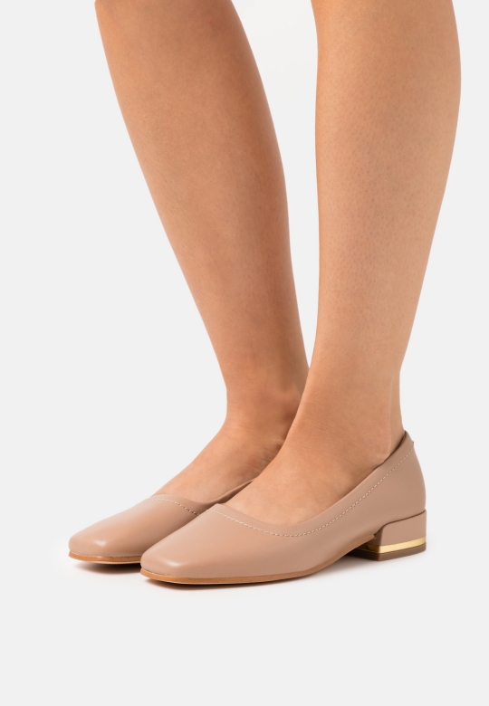 Seren Court Classic Heels Clarks Praline