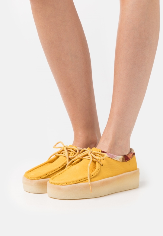 Gelbe Clarks Wallabee Cup Mokassins