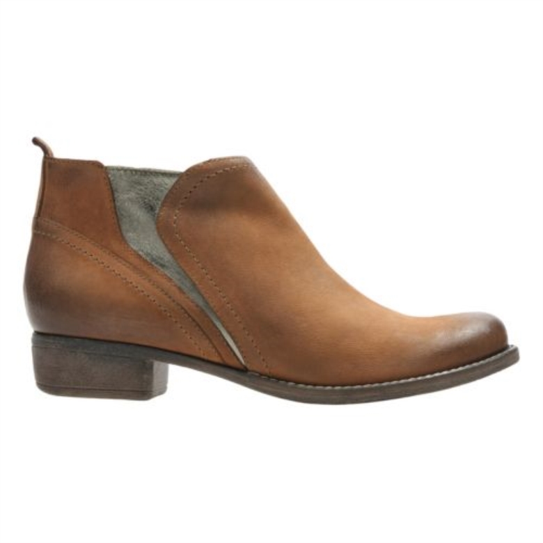 Magnality Daisy Tan Clarks