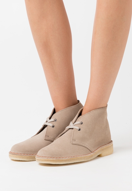 Desert Boot Casual Schnürschuhe Clarks Sand