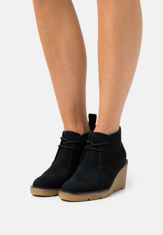 Schwarze Schnürstiefeletten Clarks
